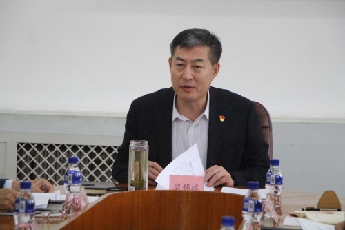 区委书记殷锡瑞主持会议并讲话,区领导林钰涛,石德彬,李文成,刘少杰